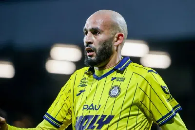 L'attaquant international Khalid Boutaïb s’engage avec le KACM