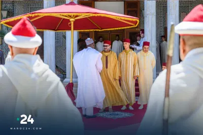 SM le Roi accomplit la prière de l'Aïd Al-Fitr et reçoit les vœux en cette heureuse occasion