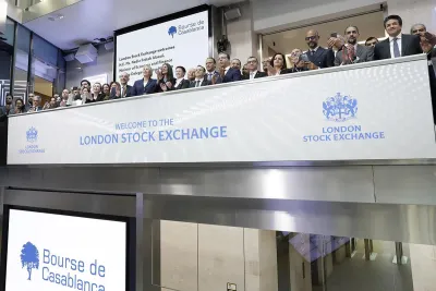 Nadia Fettah sonne la cloche d'ouverture de la Bourse de Londres