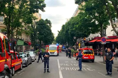 Paris: une voiture fonce sur la terrasse d'un café, un mort et plusieurs blessés