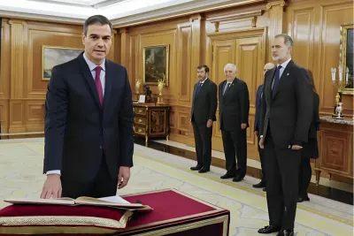 Pedro Sanchez prête serment devant le Roi Felipe VI d'Espagne