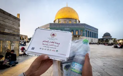 Dans le cadre de l’opération humanitaire ordonnée par SM le Roi, l’Agence Bayt Mal Al Qods achève l’opération du panier alimentaire et poursuit la distribution des repas à Al Qods