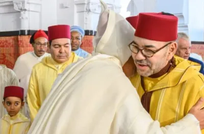 SM le Roi, Amir Al-Mouminine, accomplit la prière de l'Aïd Al-Fitr et reçoit les vœux en cette heureuse occasion