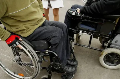 Sefrou/INDH: Remise de chaises roulantes électriques à des élèves handicapés