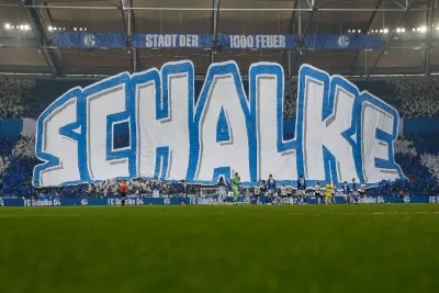 Football: Plus de 100.000 supporters célèbrent le retour de Schalke 04 en Bundesliga