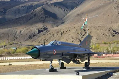Inde: Deux morts dans le crash d'un avion militaire