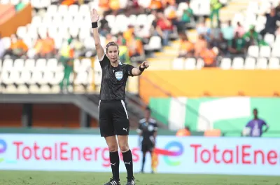 Foot: l'arbitre marocaine Bouchra Karboubi, première femme arabe à officier un match à la CAN
