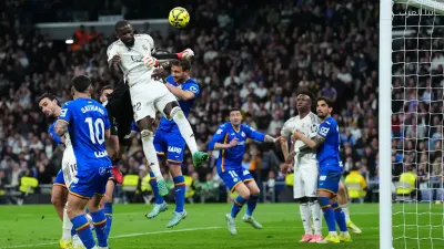 Liga: battu à domicile, le Real Madrid se laisse distancer par le Barça