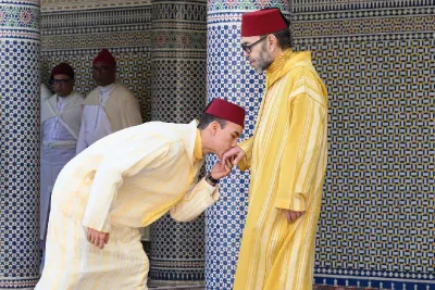 SM le Roi, Amir Al-Mouminine, accomplit la prière de l'Aïd Al-Fitr à la mosquée "Ahl Fès" à Rabat et reçoit les voeux en cette heureuse occasion