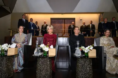 LL.AA.RR les Princesses Lalla Khadija, Lalla Meryem et Lalla Hasnaa, accompagnées de Mme Brigitte Macron, assistent au spectacle d’ouverture du Théâtre Royal de Rabat