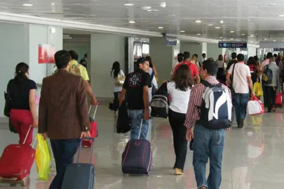 Arrivée d'un deuxième avion de la RAM transportant 157 ressortissants marocains rapatriés du Soudan à l’aéroport international Mohammed V