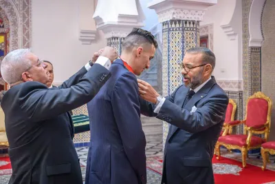 SM le Roi reçoit à Tétouan le champion olympique Soufiane El Bakkali