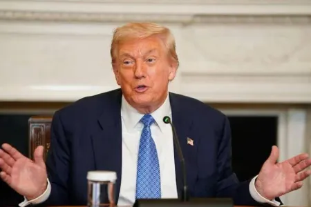 Le président Trump annonce que la marine US a tiré sur un cargo iranien dans le golfe d'Oman et en a pris le contrôle