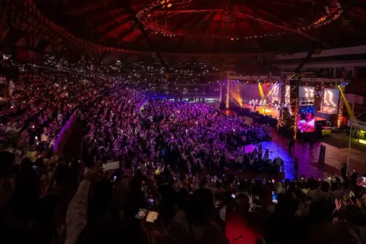Au Dôme de Paris, les mélodies classiques résonnent sous la baguette de Boudchart avec son public en chorale vivante