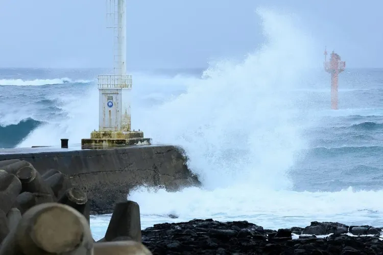 Le typhon Lan frappe l'ouest du Japon