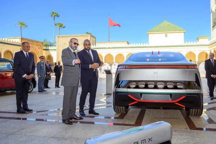 Présentation à SM le Roi d'un modèle de la 1ère marque automobile grand public marocaine et du prototype de véhicule à hydrogène d’initiative marocaine