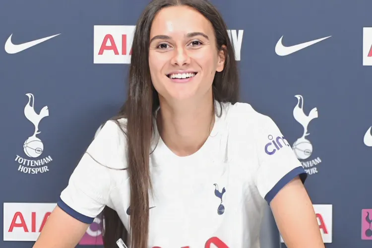 La marocaine Rosella Ayane prolonge à Tottenham