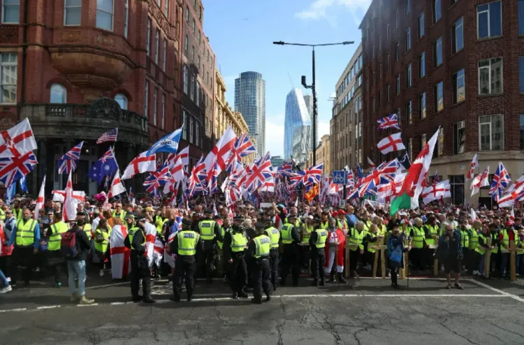 Royaume-Uni : Des milliers de Britanniques dans les rues de Londres pour manifester pour « la liberté d’expression » et contre « le racisme »