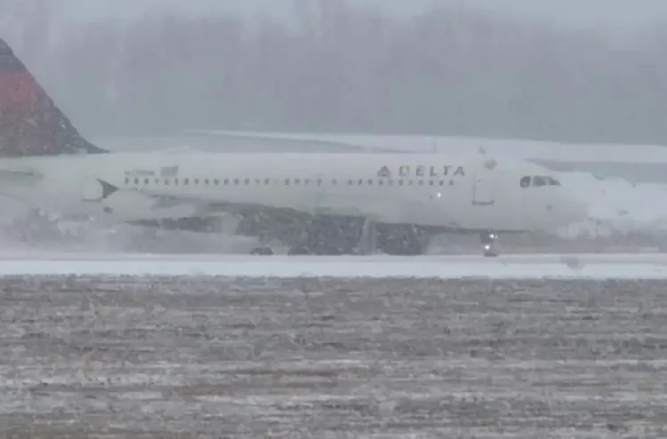 USA _ le trafic aérien perturbé dans le nord-est en raison d'une tempête de neige