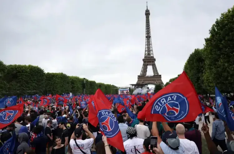 A Paris, les membres de l'équipe du PSG accueillis en héros