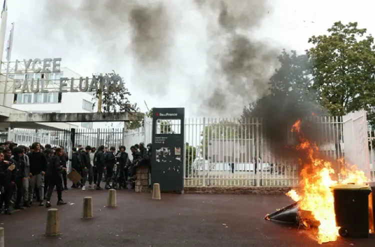 Blocage de lycées en France: près de 300 policiers et gendarmes blessés (ministre)