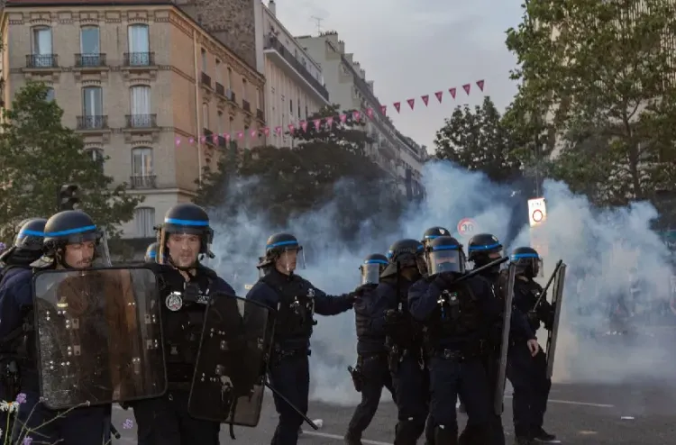 France: 57 policiers blessés dans des incidents après la finale PSG-Arsenal (ministre)Un total de 57 membres des forces de l'ordre ont été blessés lors des incidents survenus en marge des célébrations de la victoire du PSG contre Arsenal en finale de la Ligue des champions samedi soir, a indiqué le ministre français de l’Intérieur Laurent Nunez.  Lors d'un point de presse dimanche sur les débordements enregistrés après le match disputé à Budapest, M. Nunez a ajouté qu'il a été procédé à "780 interpellations sur l'ensemble du territoire national et 457 gardes à vue".  A Paris, a-t-il précisé, un homme de 24 ans est décédé en marge des célébrations des suites de blessures subies dans un accident de scooter, suite auquel une enquête a été ouverture pour cerner les circonstances de ce décès.  Un deuxième individu, âgé de 17 ans, se trouve actuellement dans le coma après avoir été pris à partie hier soir dans une bagarre au couteau.  Samedi soir, la Préfecture de police de Paris a indiqué que des dizaines de milliers de personnes célébraient la victoire de leur équipe sur les Champs-Elysées, notant que des projectiles ont été lancés sur des policiers.  Quelque 22.000 policiers et gendarmes ont été déployés, dont 8.000 pour la capitale et son agglomération, "afin de garantir une fête populaire, sereine et pleinement sécurisée", a affirmé la Préfecture, rappelant que 5.400 éléments avaient été mobilisés l’an dernier pour la finale de la même compétition européenne remportée par le PSG.