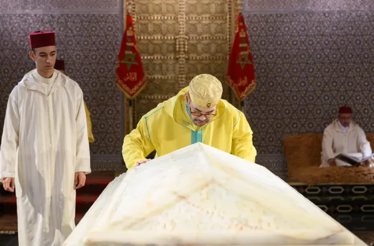 SM le Roi, Amir Al Mouminine, se recueille sur la tombe de Feu SM le Roi Mohammed V