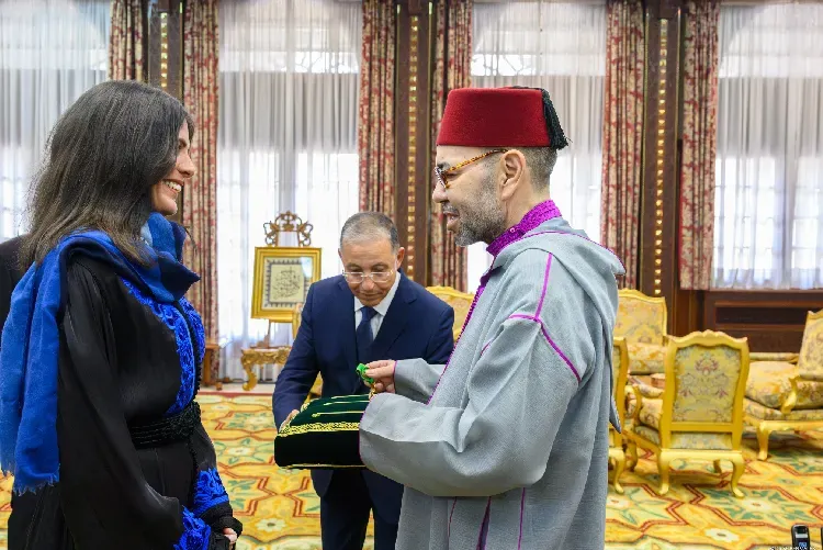 SM le Roi reçoit l’alpiniste marocaine Nawal Sfendla et la décore du Wissam Al Moukafaa Al Watania de l’ordre d’Officier