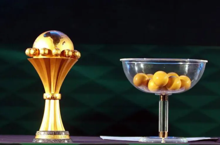 les chapeaux pour le tirage au sort.