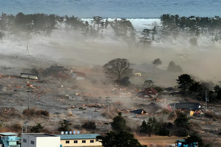 Séismes au Japon: l'alerte au Tsunami abaissée, mais la vigilance demeure